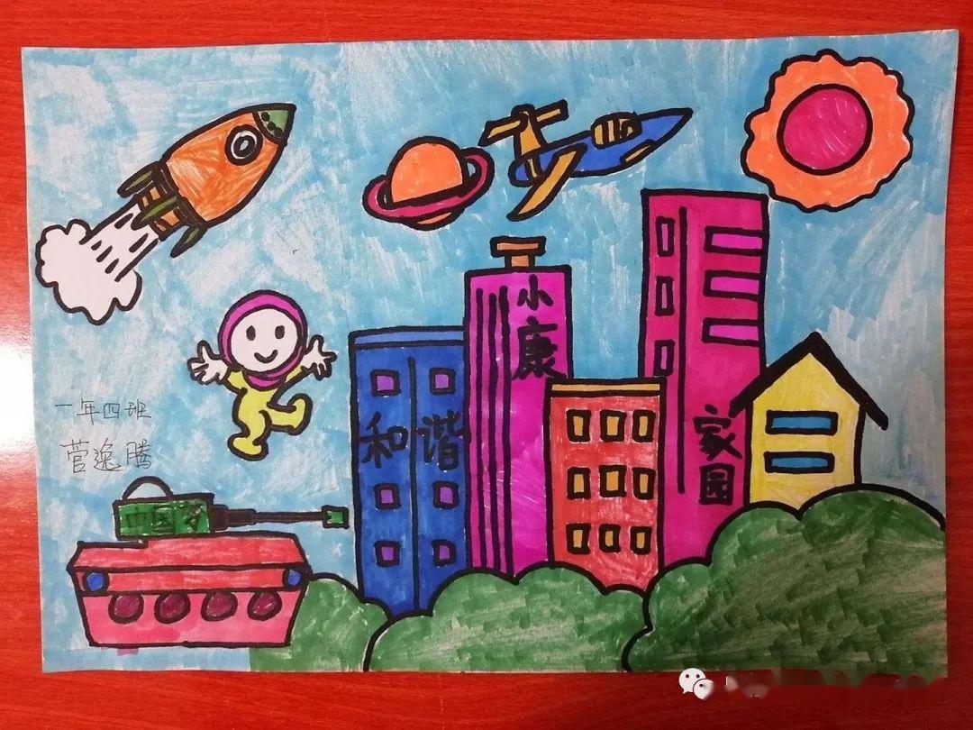 一,二年级少先队员用手中的画笔描绘出自己眼中的小康社会,表达了对
