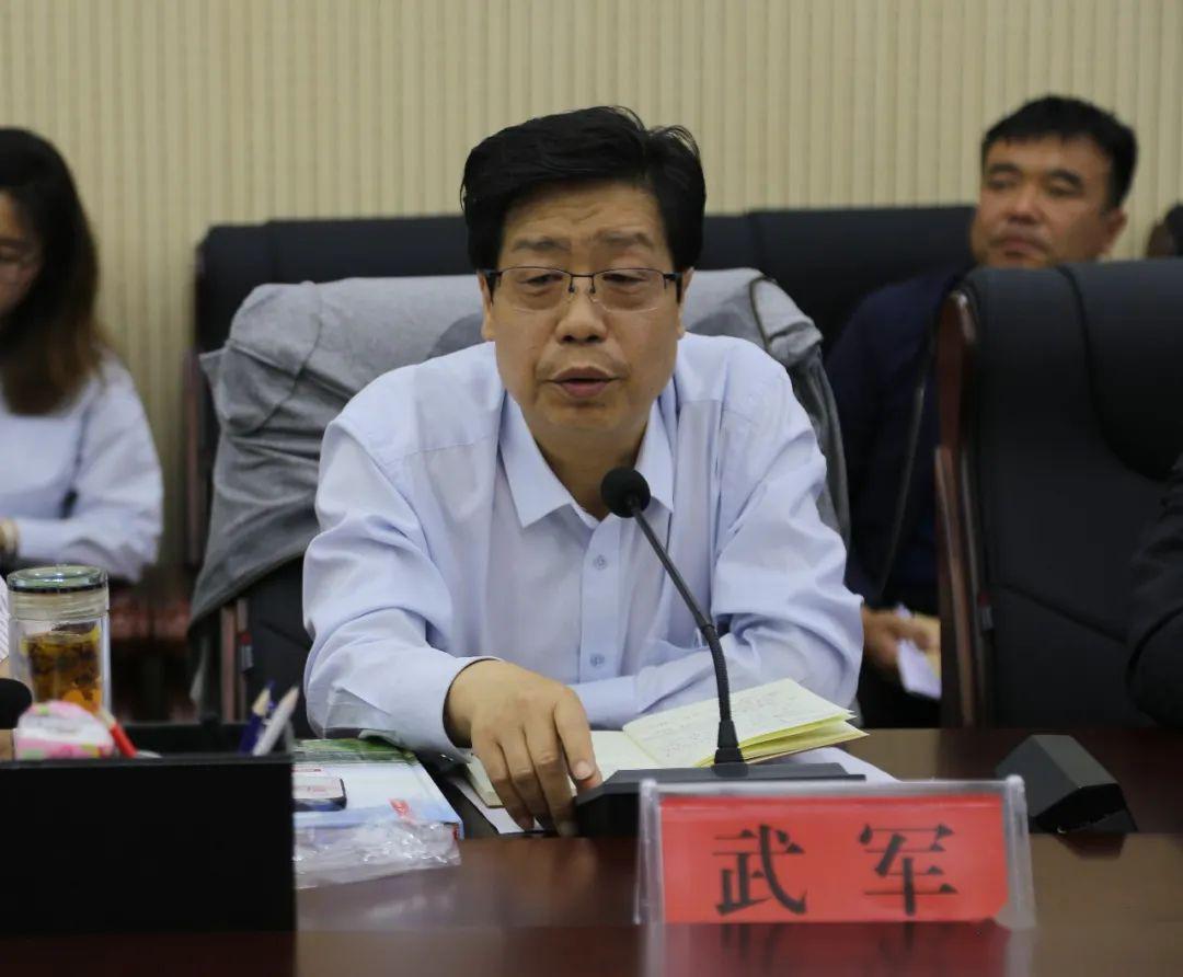 座谈会上,县史志办主任艾有为汇报了我县地方志工作情况;孙文强就目前