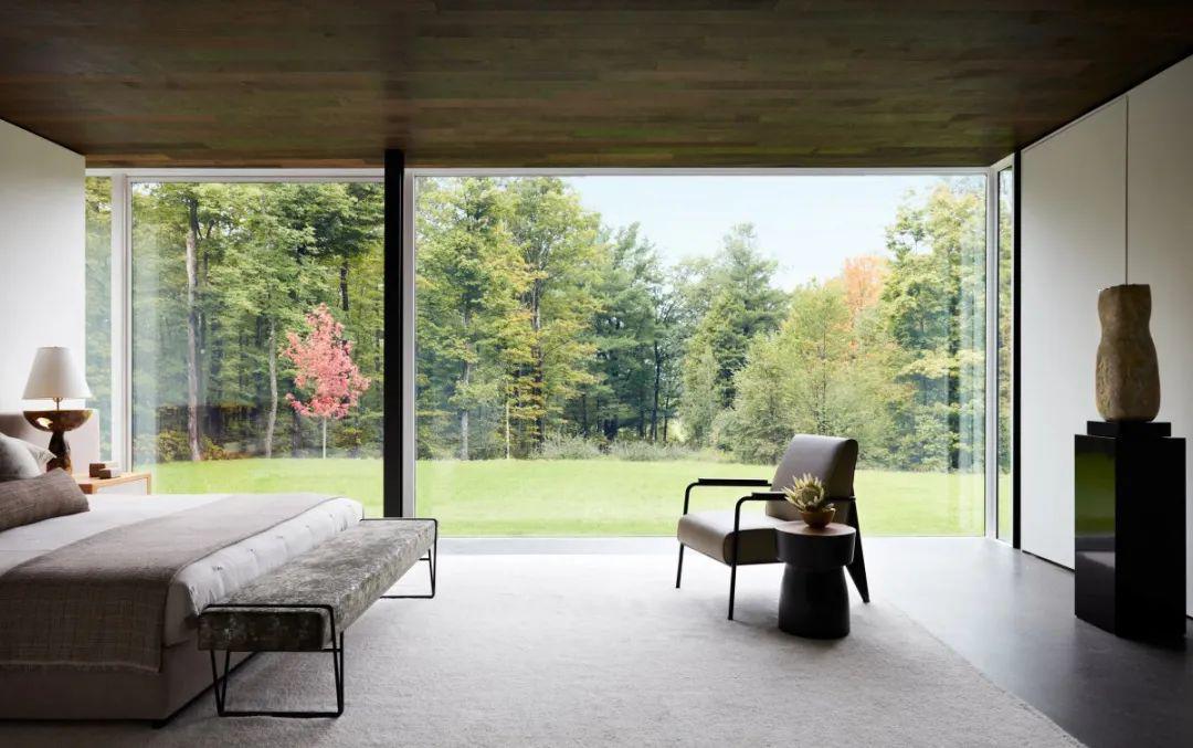 落地窗打通了室内外的视野,光线,让室内也成为亲近自然的空间,更添