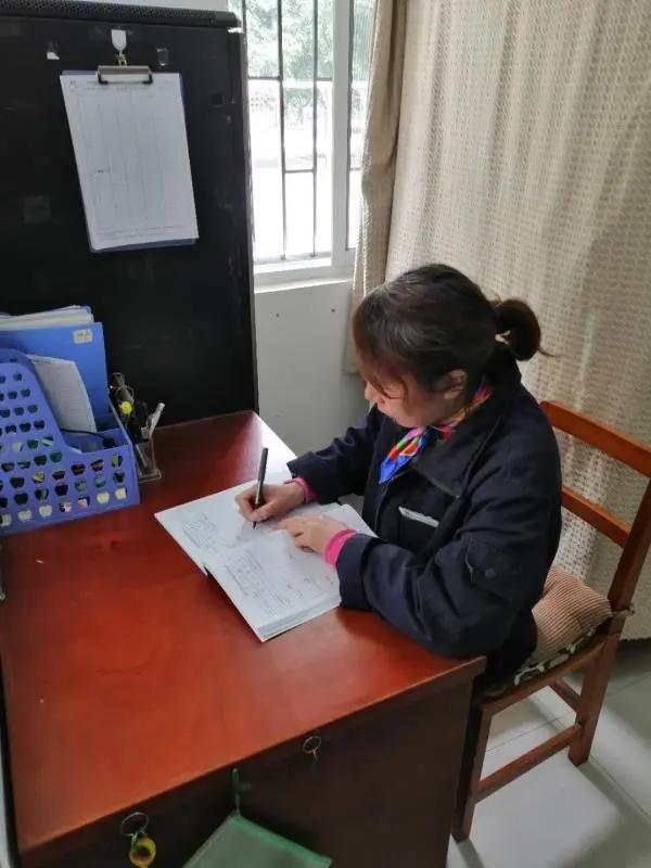 想你们了孩子们丽岛物业这位宿管阿姨与学生云互动