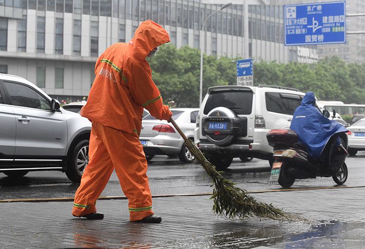 双井桥,环卫工人正在清扫路面积水.