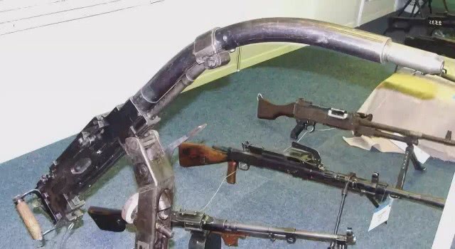 二战"最没用"武器:第1子弹会拐弯飞,第2出现就成活靶子_战壕