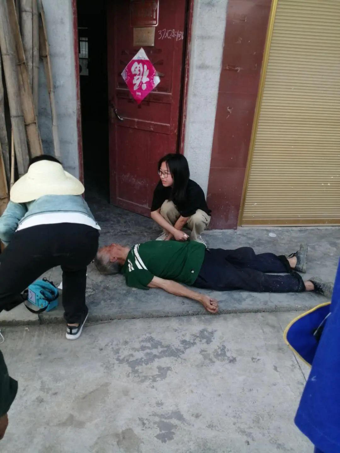 生死时刻民大医学生跪地急救老人