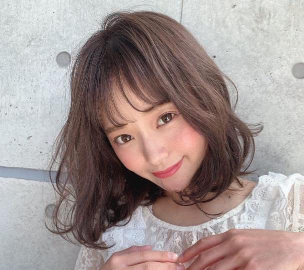 修长的脸型,将五官的比例拉长,对于长脸女孩来说,刘海真的比生命还