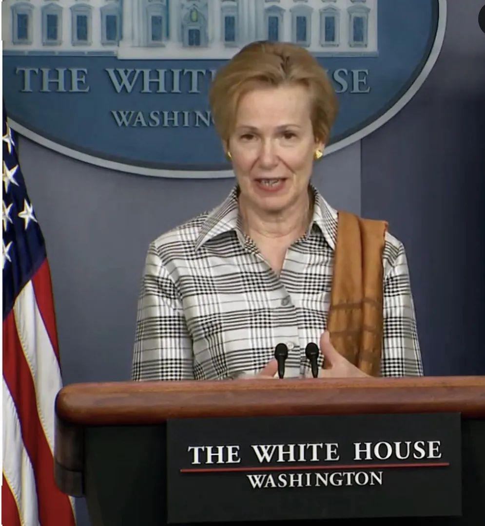 特朗普例行发布会上,有一个人总是很抢镜!