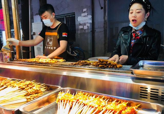 原创阜新夜市烤肉火爆大串15元两小串10元仨也说说你那嘎达啥价