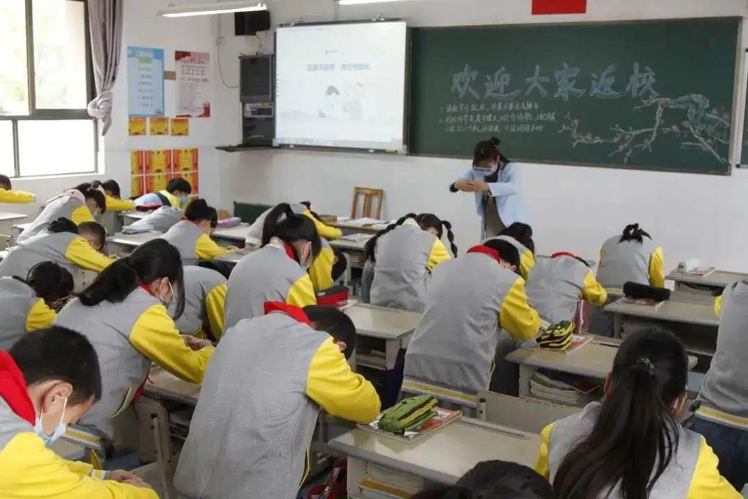 有禮不接觸改行作揖禮開化縣北門小學推廣作揖禮