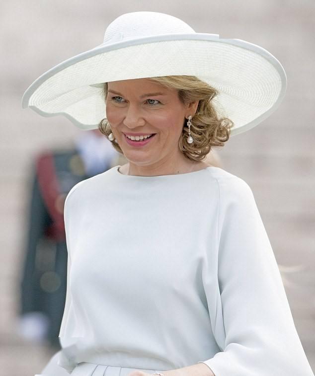 比利时王后全副武装抗疫,戴口罩打脸美国总统夫人