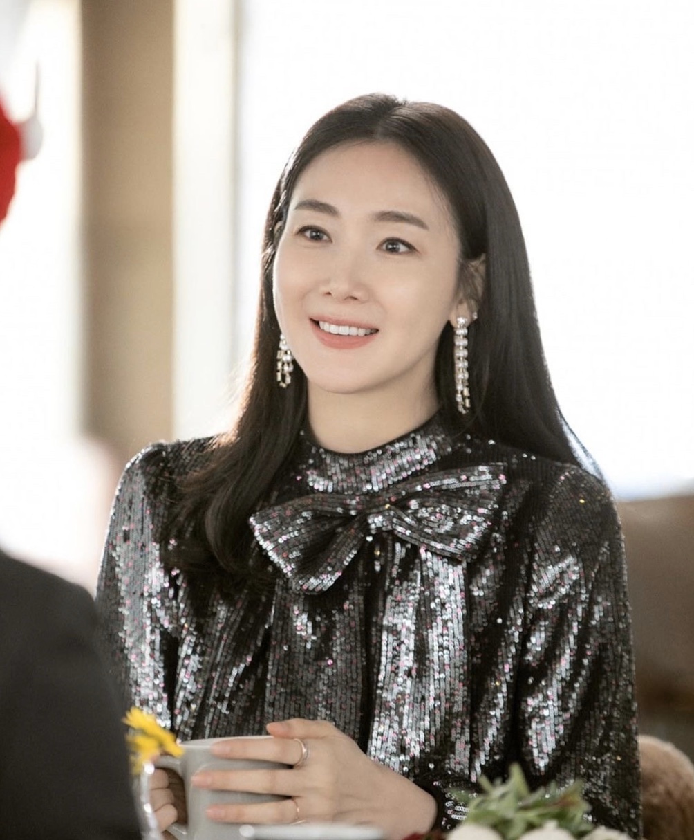 原创44岁崔智友晒美照挺孕肚都不影响美貌穿白色吊带长裙好清纯