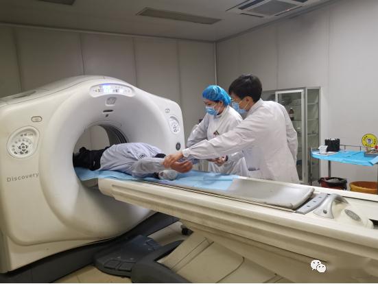 为病人摆位,操作设备,每一个环节赵琳都熟练,细致.