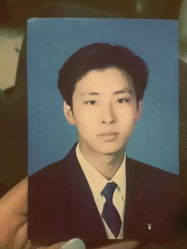 victoria日记:带黄帽子的是爸爸从头发到脚都充满帅气因子@胡君伊