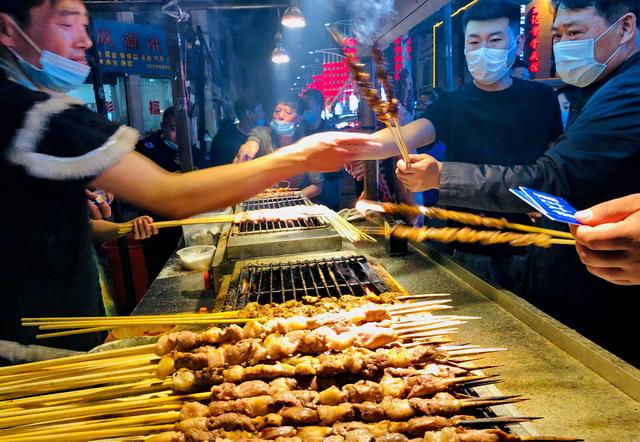 原创阜新夜市烤肉火爆大串15元两小串10元仨也说说你那嘎达啥价