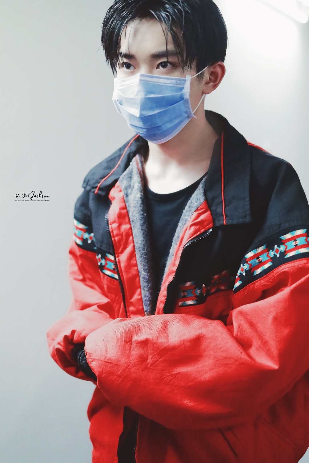 易烊千玺下班饭拍是口罩也遮挡不住的帅气