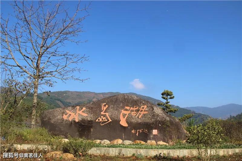 勐庫是普洱茶界以大葉種聞名的茶區,其地形為兩山夾一河一壩,即邦馬山