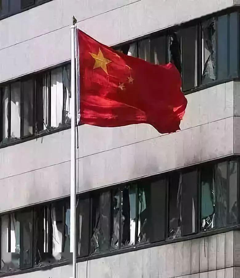 已成废墟的中国驻南联盟大使馆前五星红旗正在飘扬勿忘历史,居安