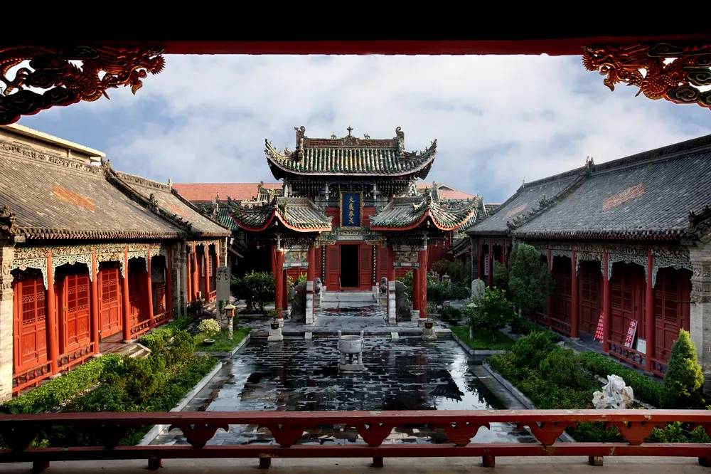 初夏雨后的开封古城别有一番韵味