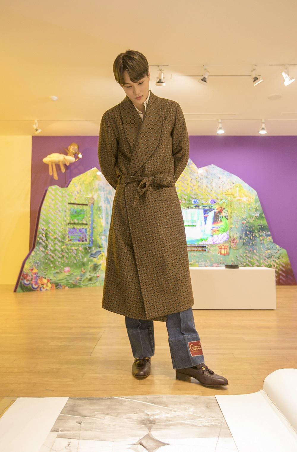 kai观看gucci展览,令人视线集中的干练的时尚穿搭_首尔