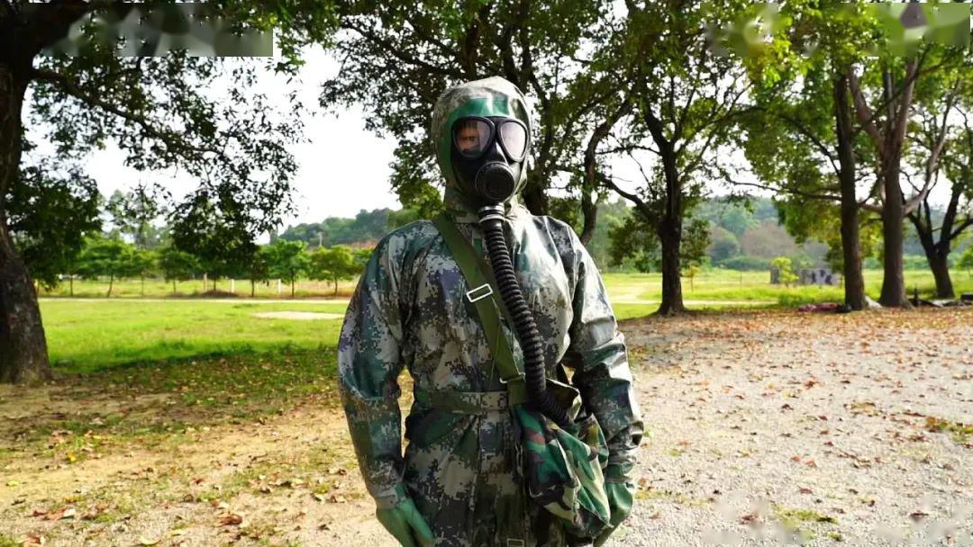 新闻特写:防化女兵的别样芳华