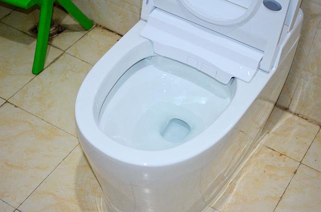 原创离座自动冲水用了米智能马桶小鲸鱼再也没有忘冲厕所的尴尬