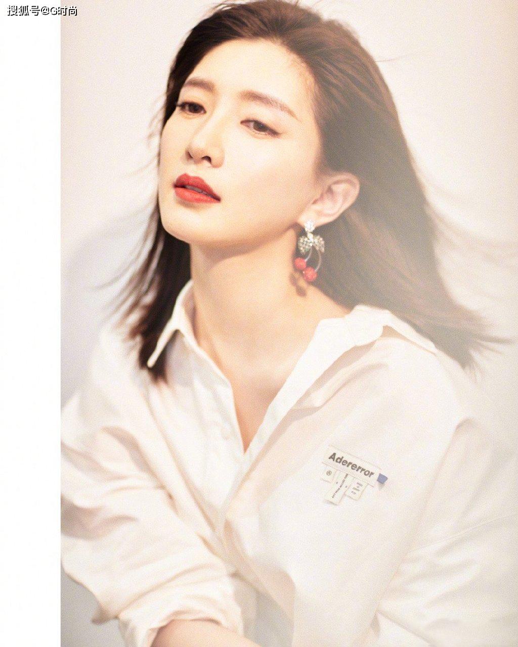 江疏影男友风的白衬衫配复古红唇和耳环 又美又飒