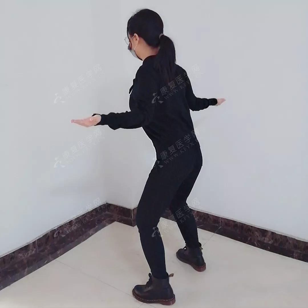 动作要领:取站立位,屈膝屈髋,屈肘90度,手臂紧贴身体,呈l状.