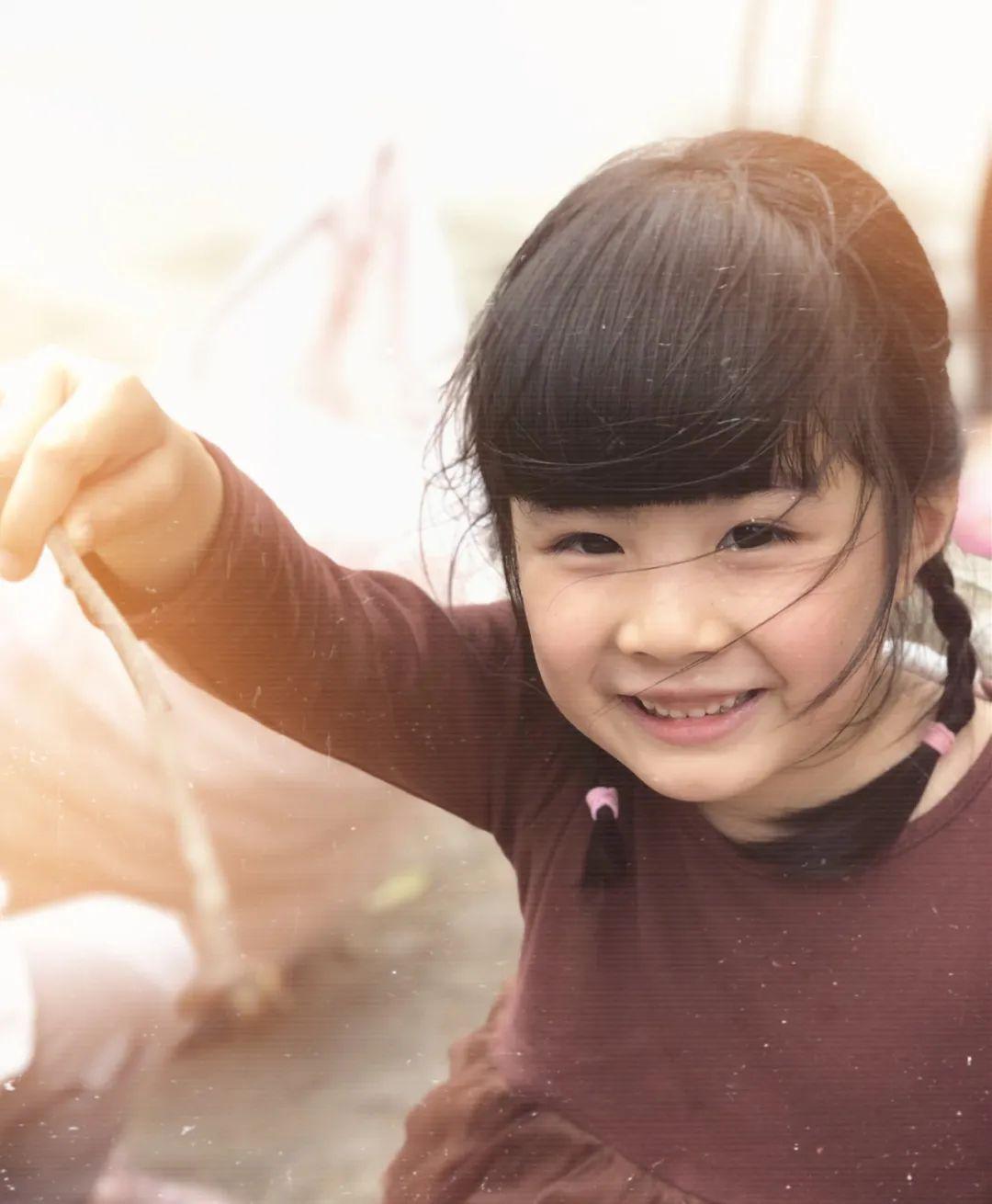 嫲嫲微笑日纯真的笑容因为幸福的生活微笑最纯真 最治愈婴孩的笑容