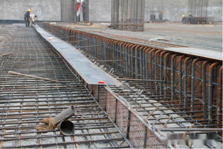 安装③铺贴钢丝网②铺贴钢板网①地下室顶板后浇带模板加固措施如下