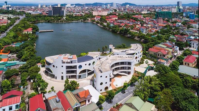 "半圆形"三层幼儿园设计_建筑