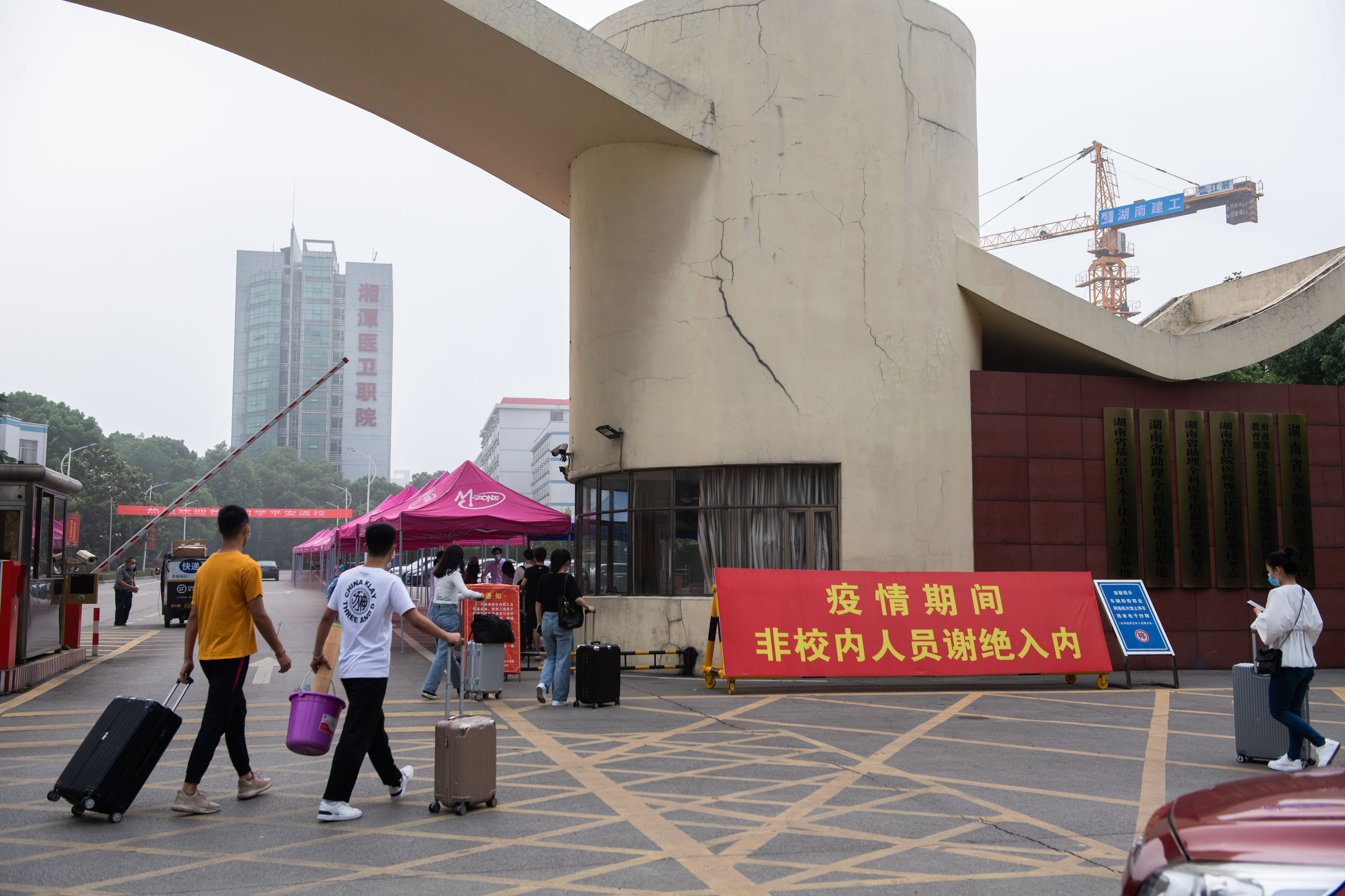 湖南省部分高校开学复课 5月8日,在湘潭医卫职业技术学院,学生们走进