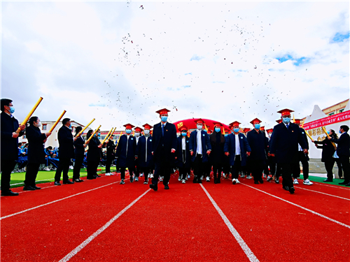 若尔盖县中学举行18岁成人礼暨新团员入团宣誓仪式