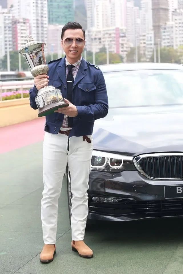 57岁甄子丹再晒肌肉照,这身材真强悍,穿西装造型男人味十足