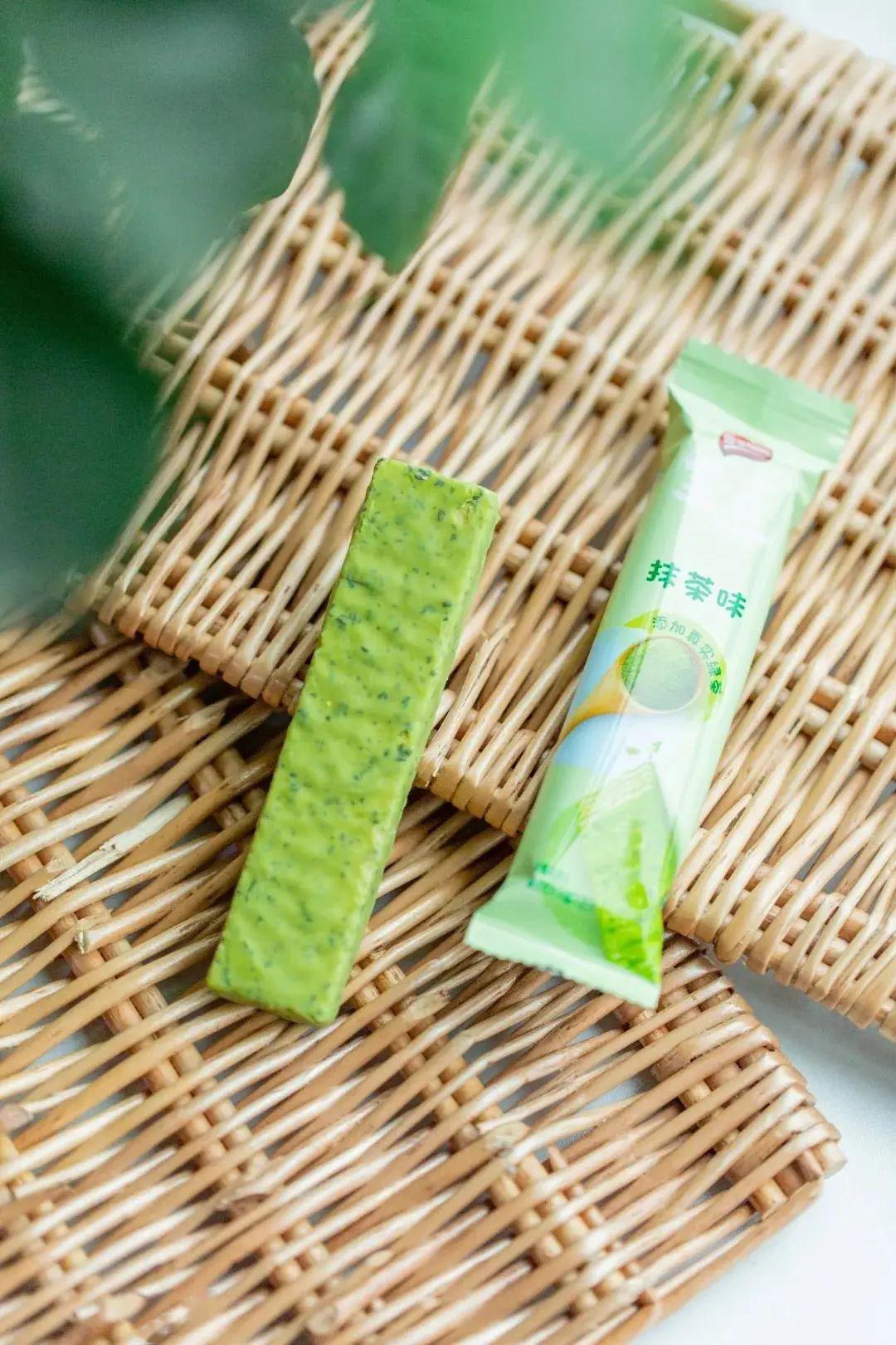 雀巢新款威化饼,有着很舒服的淡绿色包装,最外层是抹茶巧克力,覆盖着