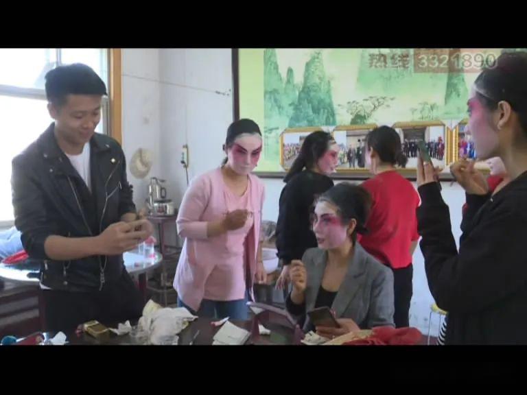 墙上,悬挂着历年来东后街竹马高跷表演演员的合影.