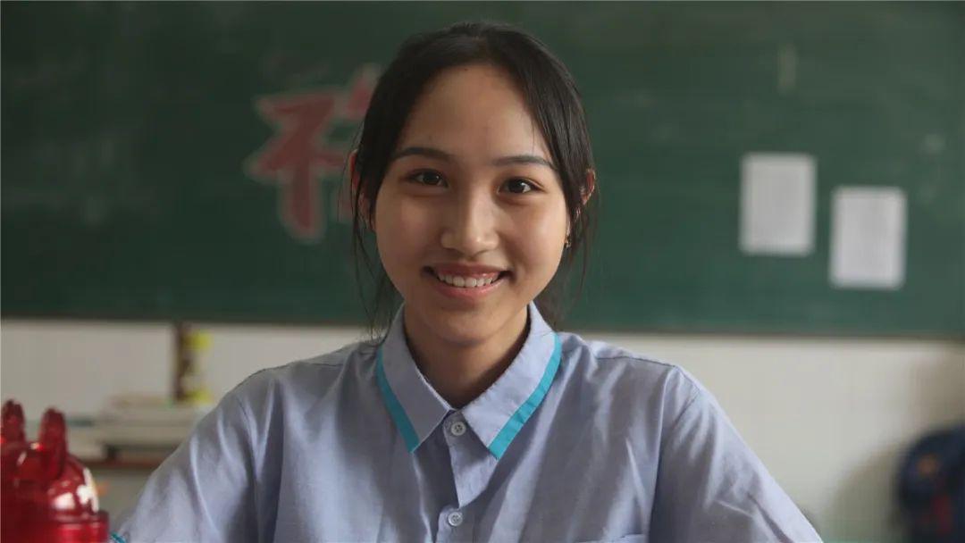 他们说很开心可以和同学们一起学习一起为梦想奋斗给对方一个微笑加油