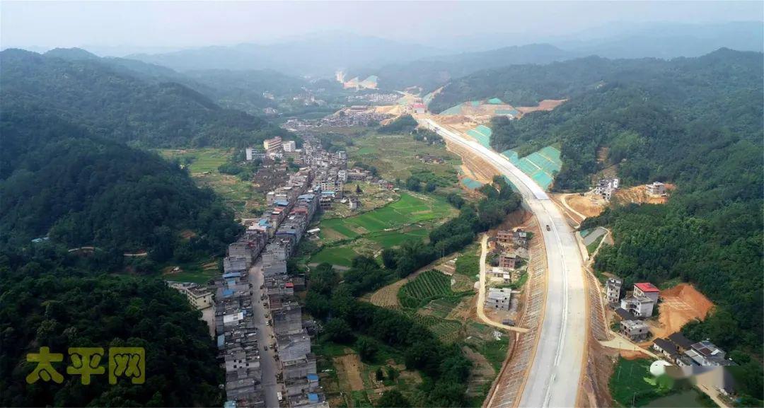 太平网航拍荔玉高速公路宁康至平南水晏段