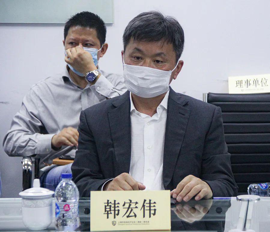 上海各地在沪企业(商会)联合会常务副会长,海银集团董事长韩宏伟发言