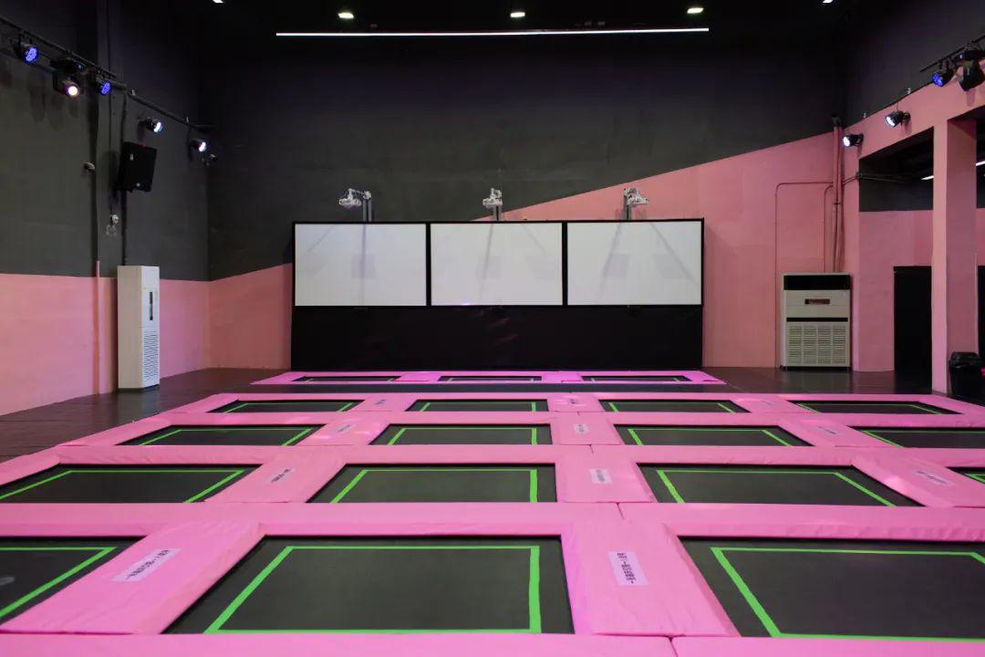 门票免费送2100㎡网红蹦床乐园空降无锡粉红风暴来袭全程尖叫