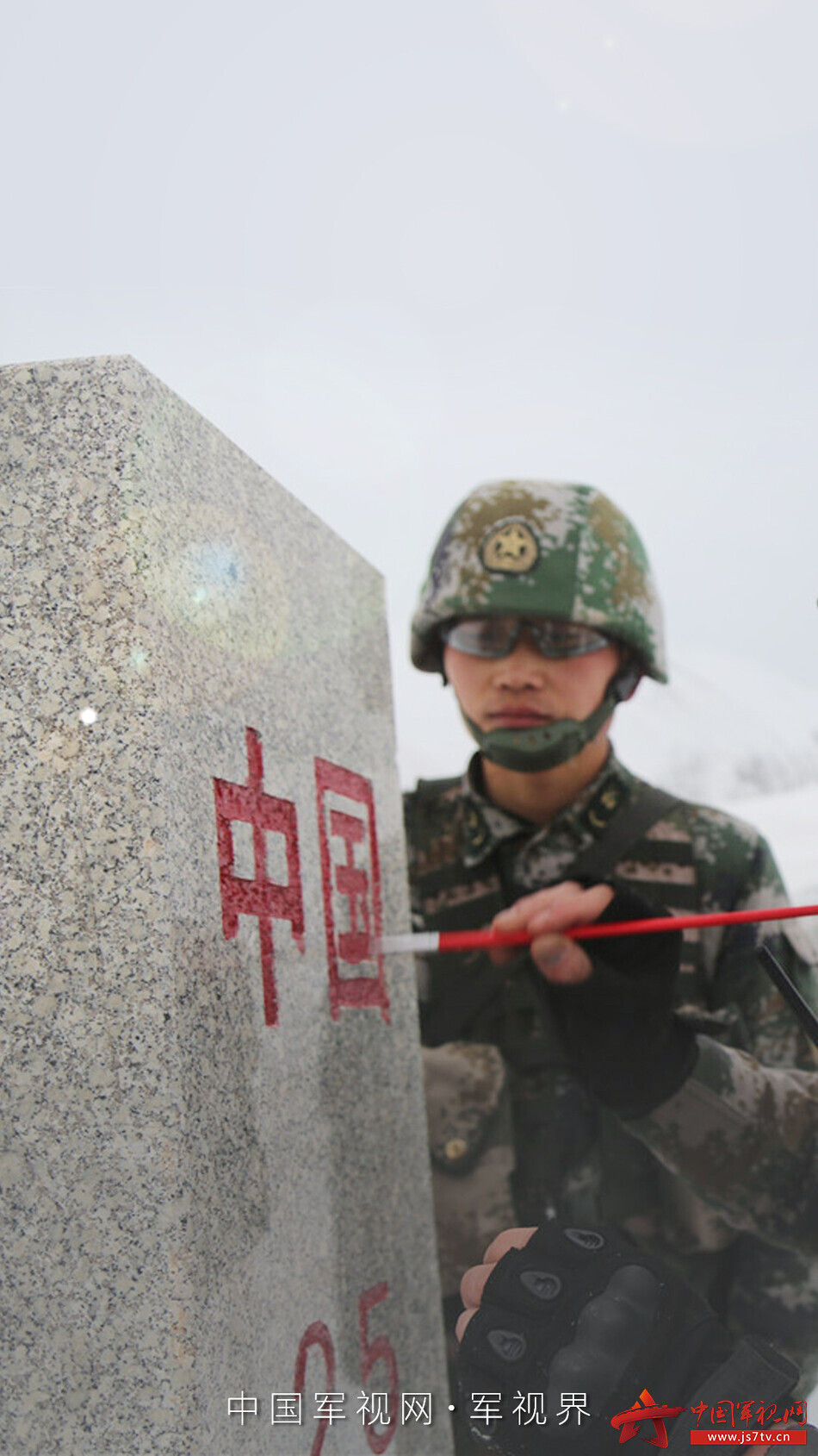 的边防官兵们日复一日顶风冒雪巡逻,为祖国和人民站岗执勤,巡逻放哨