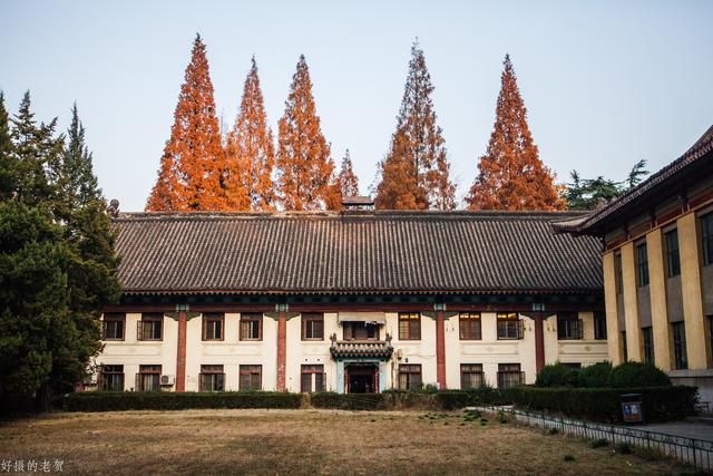 民国风的二层楼校舍,背后红枫作为护卫