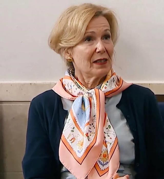 在恐怕的疫情面前,黛博拉·伯克斯至少用丝巾抚慰了人们不安