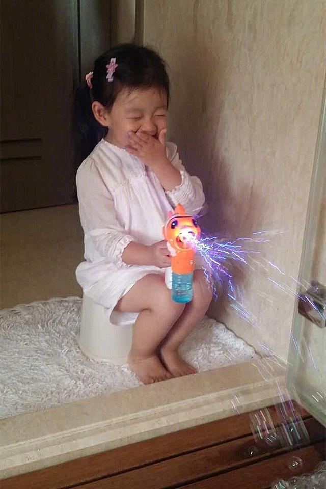 原创这才是真正的炫富大s女儿照片走红网络小玥儿坐姿引热议