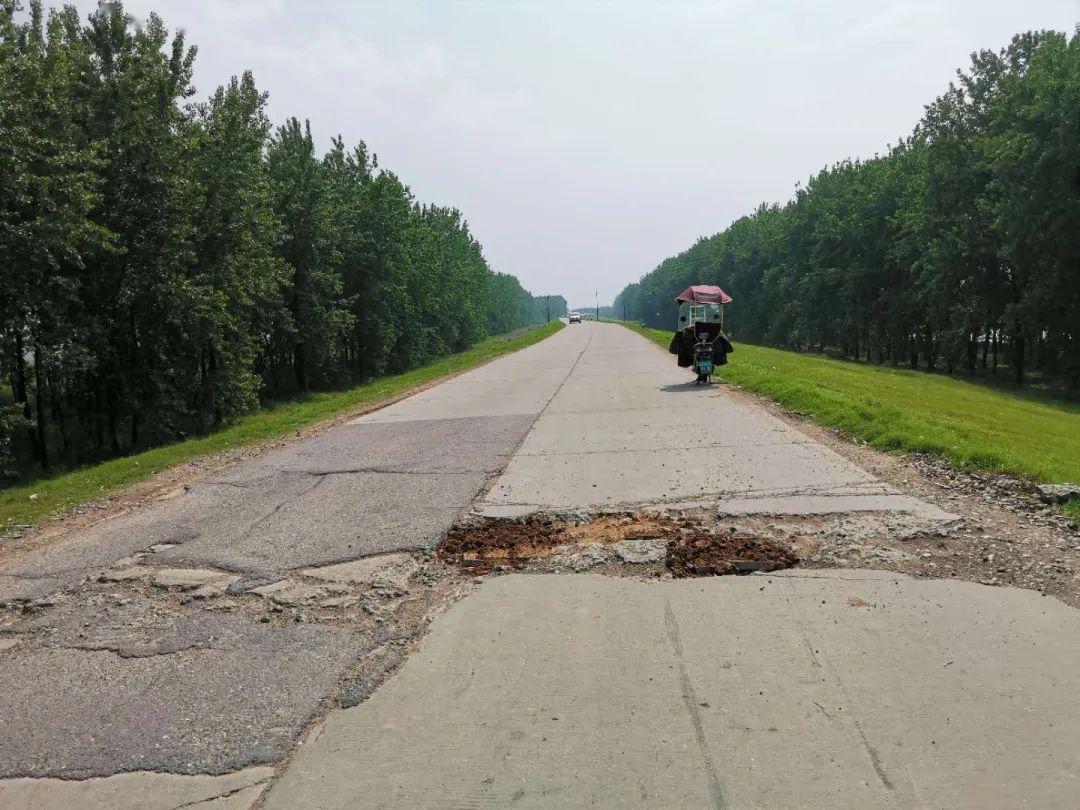 监利半路堤至鄢铺方向路段路面损坏严重何时能修复