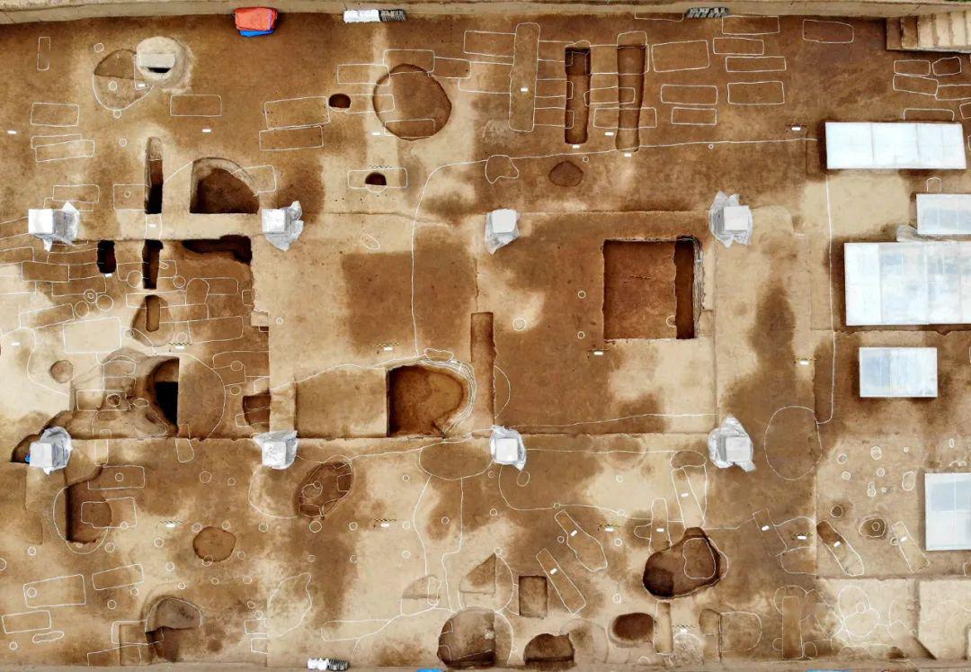 经考古勘探发掘和科学测年确认,双槐树遗址是一处距今5300年前后的