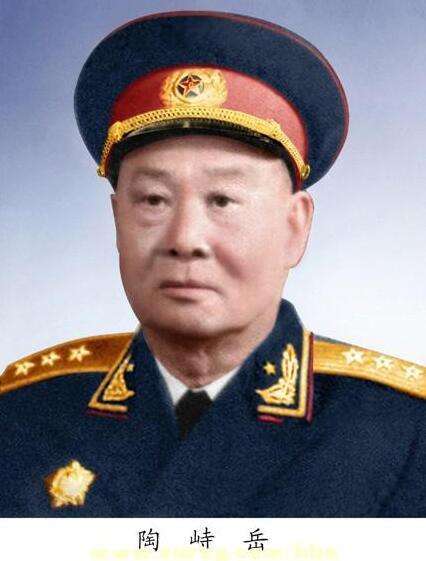 俩都是湖南老乡,两个人越聊越投机,最后陶峙岳直接说,"和王将军相处