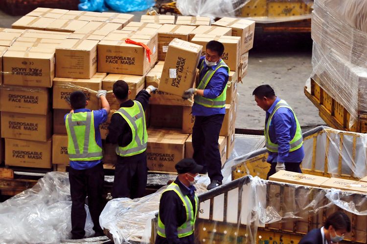 工作人员将包装箱整齐码放,准备送上飞机货舱.