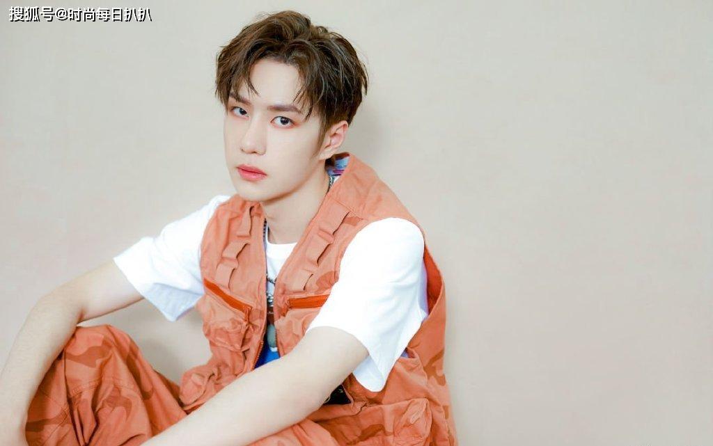 原创王一博最新造型太可爱了,橙色套装搭配同色系眼妆,元气且迷人啊