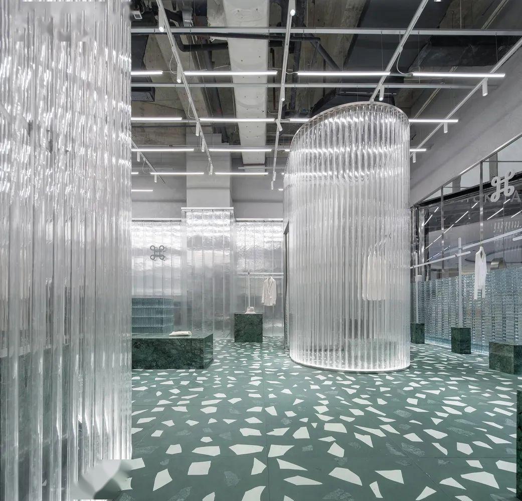 由透明亚克力空心管排列围合而成的更衣室最为醒目,仿若漂浮在空间中