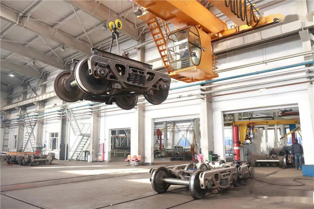 一起去看看台车组的日常工作并进行检修再组装的班组将转向架分解台车