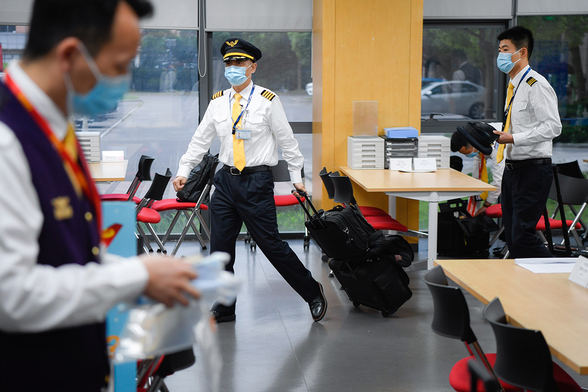 曾经是一名空军战斗机飞行员的他,有20多年飞行经验.