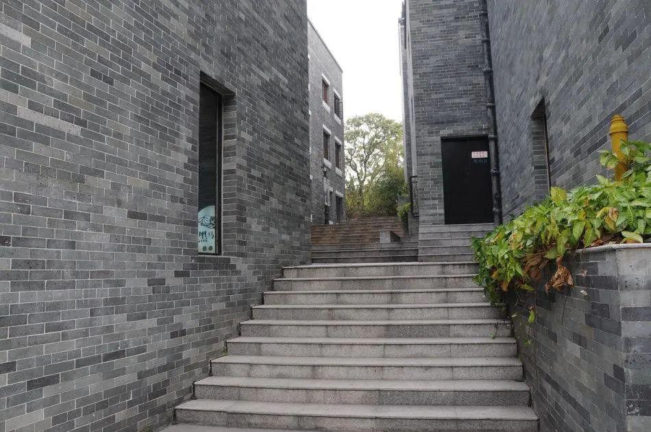 岭南印象园是典型的岭南传统风格建筑群落.